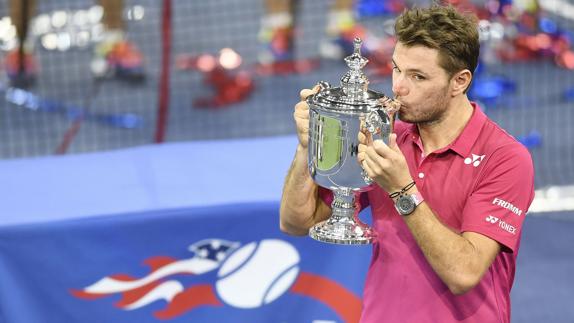 Stan Warrinka besa el trofeo del US Open. 