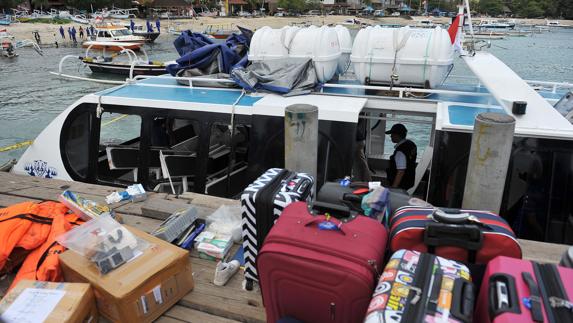 Maletas de los viajeros del barco turístico siniestrado.