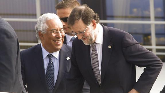 Mariano Rajoy conversa con Antonio Costa, el primer ministro portugués.