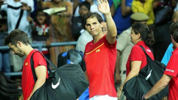 RafaNadal saluda tras sentenciar la eliminatoria, junto a Marc López. 