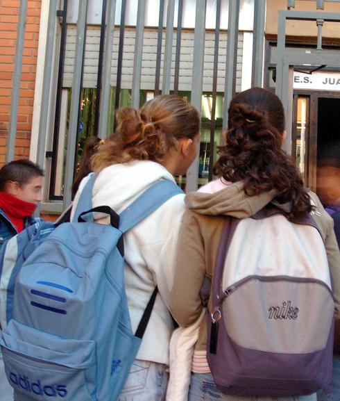 Alumnas en la puerta de un instituto.