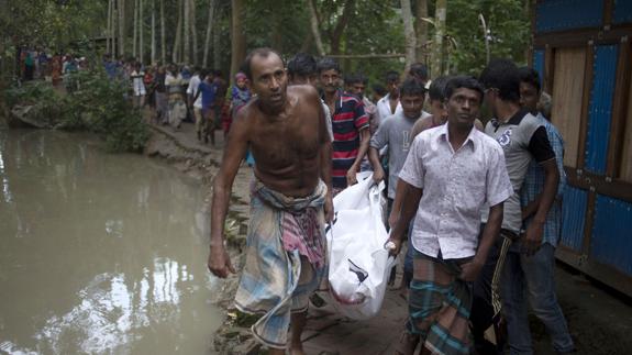 Uno de los cadáveres recuperados tras el naufragio en Barisal.