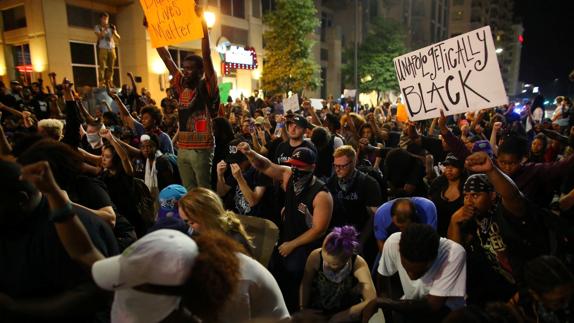 Cuarta noche de protestas en Charlotte, Carolina del Norte.