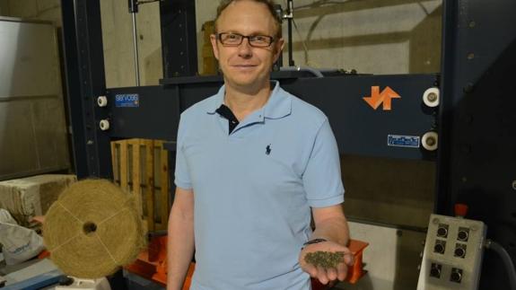 Carlos Parra, director de la investigación, mostrando los áridos reciclados ligeros.