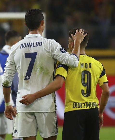 Cristiano se saluda con Mor. 