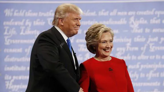 Donald Trump y Hillary Clinton se saludan antes del debate.