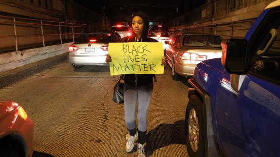 Una mujer negra protesta por las continuos incidentes con la Policía estadounidense.