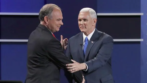 Tim Kaine y Mike Pence se saludan al término del debate. 