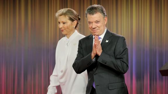 Juan Manuel Santos, junto a su esposa tras recibir la noticia. 