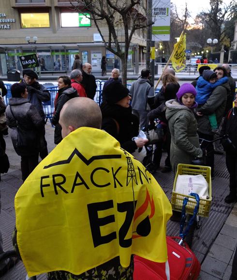 Concentración de la plataforma contra el 'fracking' frente al Parlamento vasco.