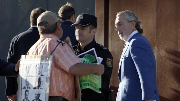 Francisco Correa (d), increpado a su llegada a la Audiencia Nacional.