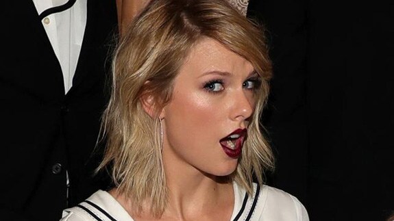 Taylor Swift, con una melena midi capeada.