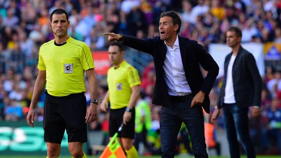 Luis Enrique dando instrucciones a sus futbolistas. 