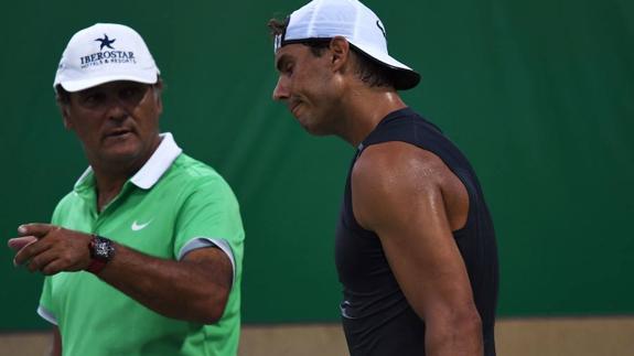 Toni Nadal da instrucciones a su sobrino. 