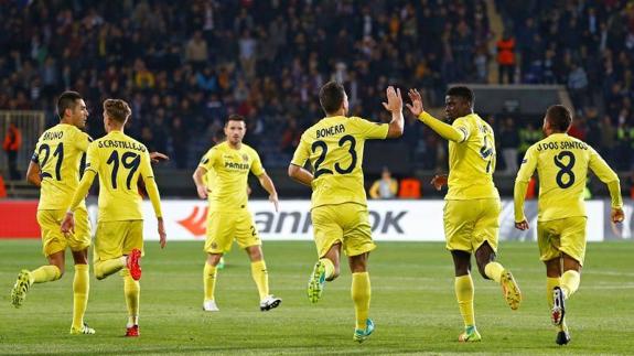 Alfred N'Diaye celebra su gol con los compañeros.