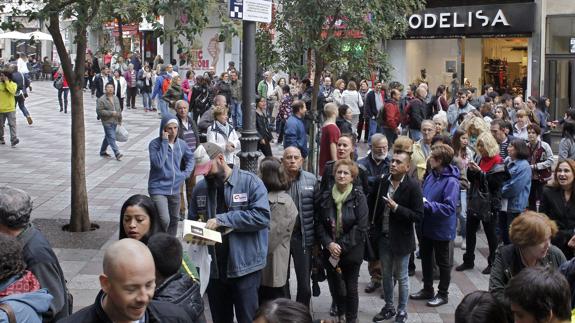 Colas en la calle Montera de Madrid delante del cine Acteón.