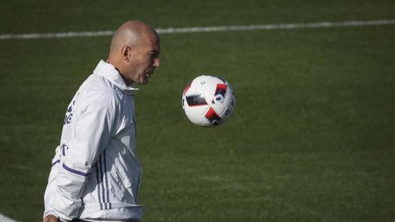 Zinedine Zidana, técnico del Real Madrid, durante el último entrenamiento en Valdebebas. 