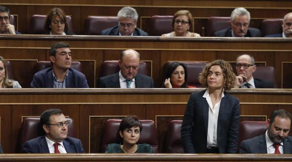 La diputada del PSOE Meritxell Batet votan durante el debate de investidura.