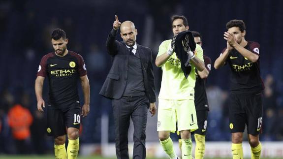 El entrenador del Manchester City, Pep Guardiola, entre Agüero y Bravo. 