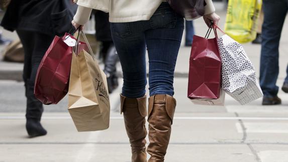 Mujer con bolsas de compras.