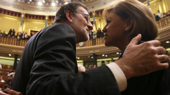 Rajoy y Cospedal se saludan en el Congreso.