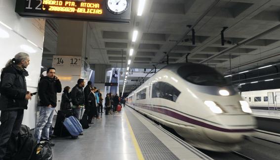 Tren AVE en la estación de Gerona.