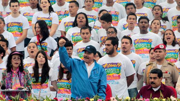 Daniel Ortega, junto a un grupo de partidarios.