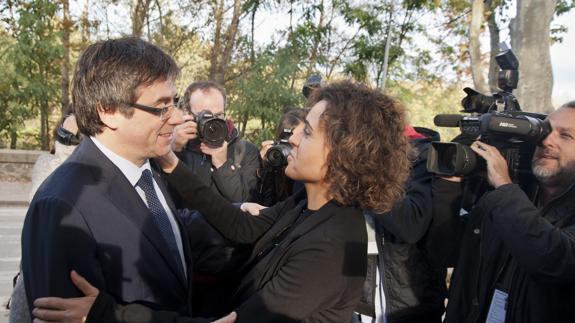 Dolors Montserrat saluda a Carles Puigdemont.