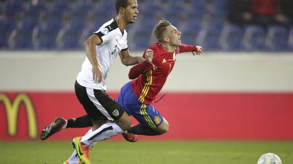 Deulofeu cae en el área rival. 