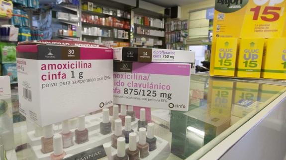 Antibióticos en una farmacia.