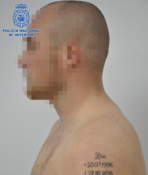 El detenido luce un tatuaje con el nombre de la víctima. 