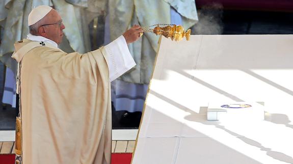 El Papa preside la ceremonia en la Plaza de San Pedro. 