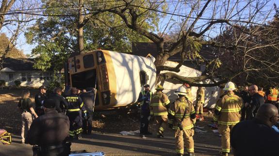 Efectivos de seguridad junto al autobús escolar siniestrado en Chattanooga (Tennessee).