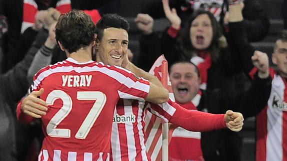 Aduriz y Yeray celebran un gol del Athletic. 