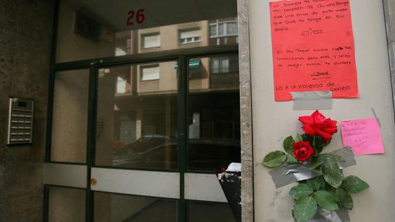 Flores en el domicilio de una mujer asesinada por su pareja.