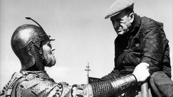 Charlton Heston y Anthony Mann hablan durante el rodaje de 'El Cid' en la localidad vallisoletana de Torrelobatón. 