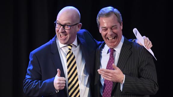 Paul Nuttall, junto a Nigel Farage. 