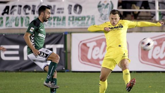 Sánchez (i) y Cheryshev, en un lance del Toledo-Villarreal. 