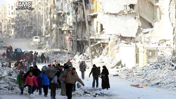 Un grupo de familias sirias abandona los barrios del este de Alepo. 