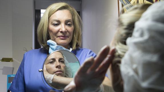 La doctora Ana Vila Joya, con una paciente. 