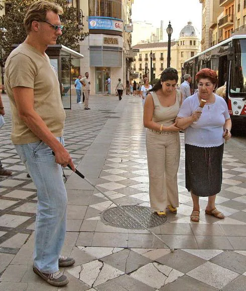 Un invidente asiste a un curso de orientación y movilidad desarrollado por la ONCE para aprender a desplazarse por la ciudad con total autonomía, en Granada. 