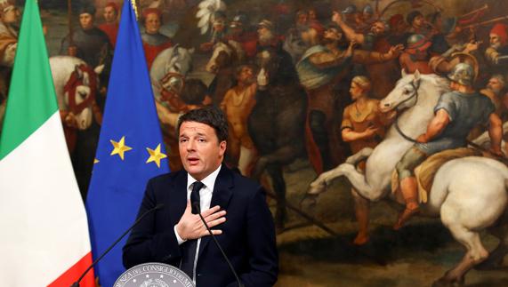 Renzi habla con los medios. 
