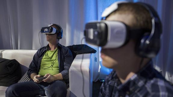 Jóvenes probando unas gafas de realidad virtual.