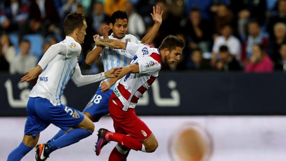 Kravets pelea un balón con Diego Llorente y Rosales. 