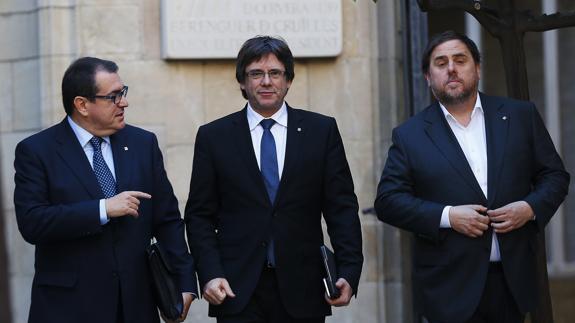 Carles Puigdemont (c), acompañado por Oriol Junqueras (d) y Jordi Jané (i).