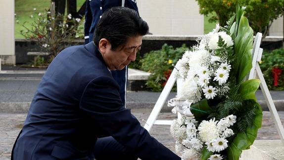 Shinzo Abe muestra sus respetos ante un memorial en recuerdo de las víctimas del ataque a Pearl Harbor.