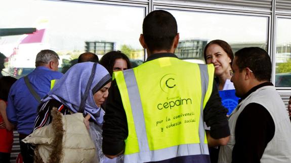 Varios refugiados en el aeropuerto.