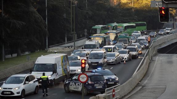 Varios coches en un atasco.