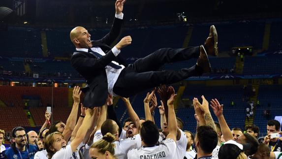 Los jugadores del Madrid mantean a Zidane tras ganar la 'undécima'. 