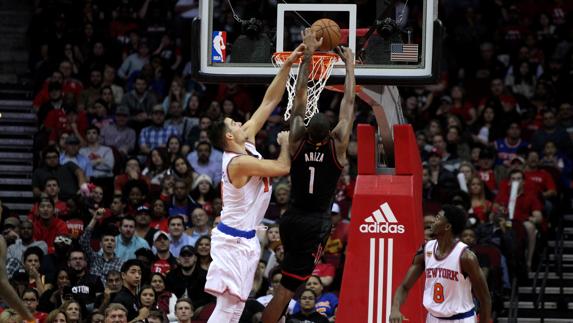 Willy Hernángomez trata de bloquear un lanzamiento de Trevor Ariza. 